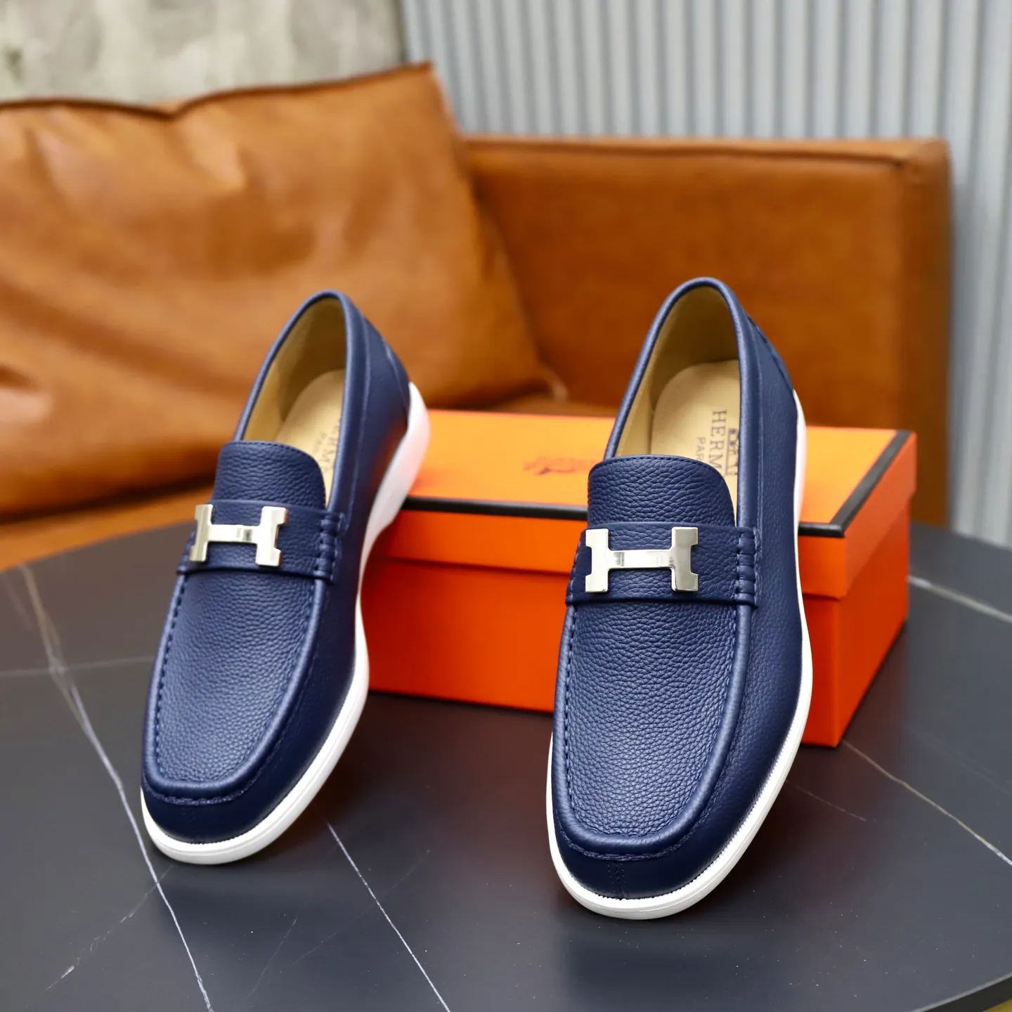 Ex-factory price: 560💰Hermès/Hermès slip-on men's shoes. This shoe is made of imported pebbled cowhide. It has simple and smooth lines and is combined with aerodynamically designed 3CM rubber foam ultra-light soles! Youthful and fashionable, classic H-shaped hardware buckle decoration, calf lining gently wraps the feet, with logo cowhide feet, casual and urban style, highlighting youthful vitality, sports and leisure version, super versatile, code number: 38-39-40-41-42-43-44 standard leather shoe size (45 can be customized but does not support returns)